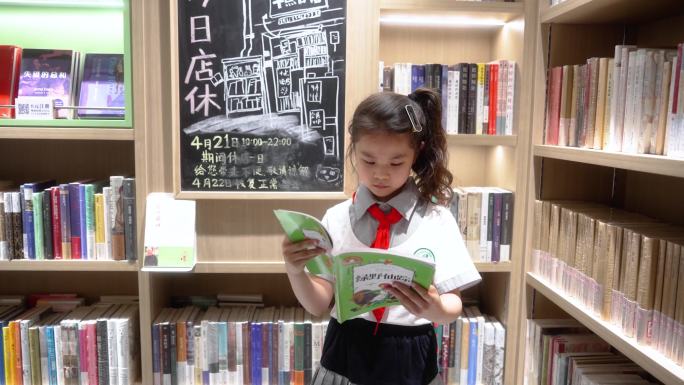 小女孩在图书馆看书空镜头