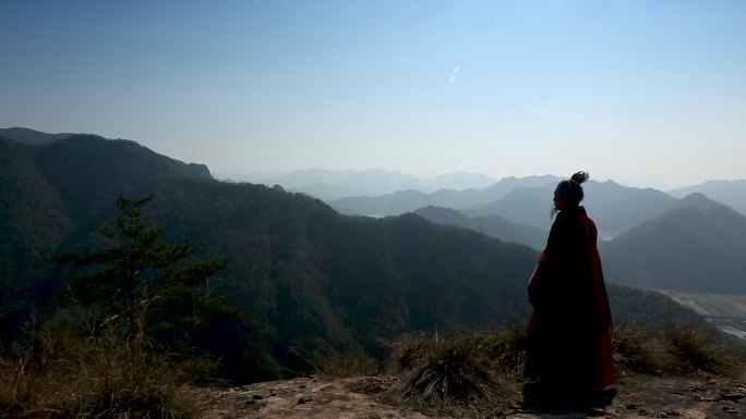 历史再现 古人在山头眺望