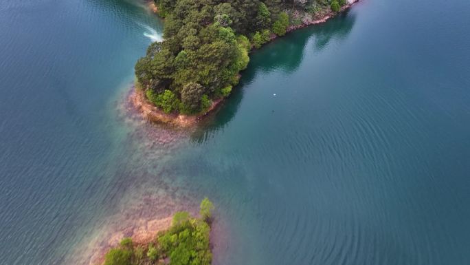 清澈的湖泊水库航拍