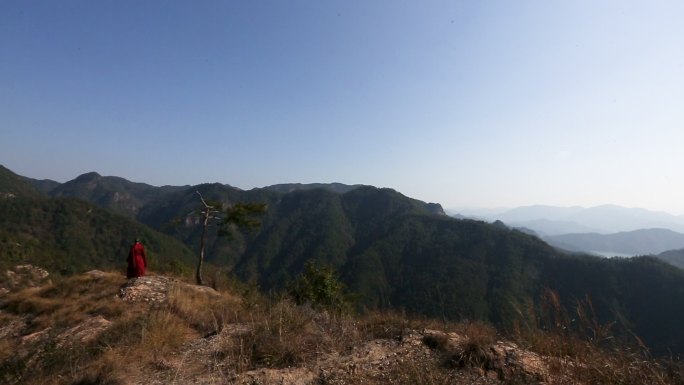 历史再现 古人在山头眺望