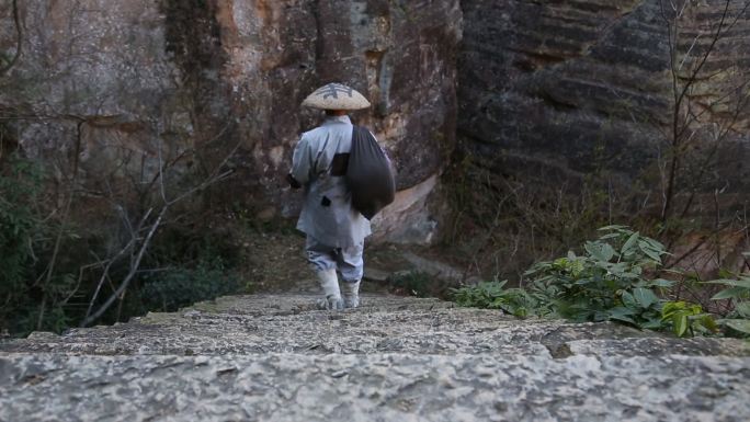 历史再现 僧人下山