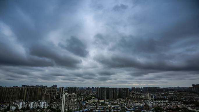 城市地平线城市天空乌云滚滚云涌流云延时