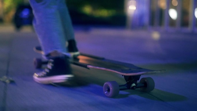 夜晚马路玩滑板下班回家滑板城市街头滑板