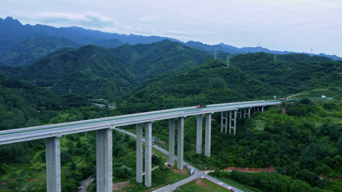 秦岭山脉高速公路高架桥