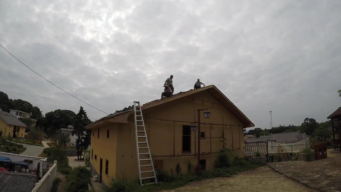 农村建房屋顶铺瓦片延时实拍