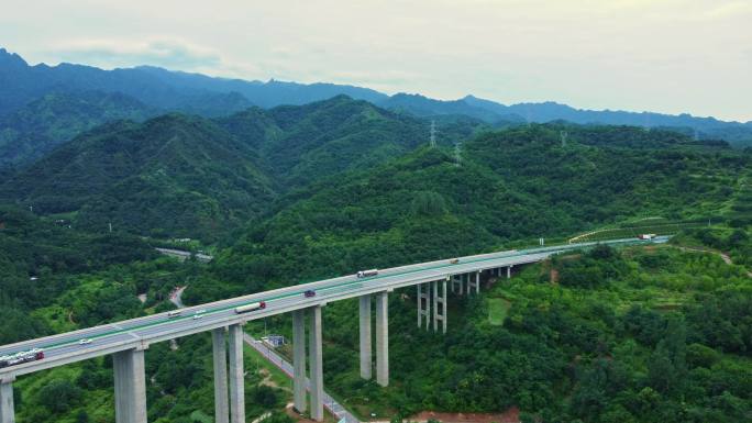 秦岭山脉里的高速公路