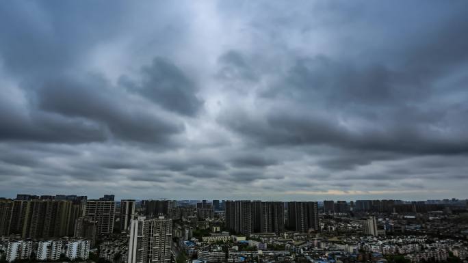 城市地平线城市天空乌云滚滚云涌流云延时