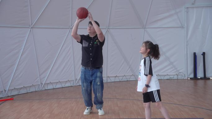 温馨亲子视频爸爸陪女儿打篮球亲子活动