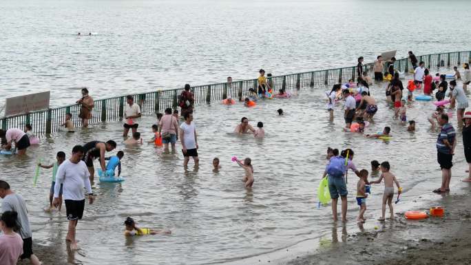 河边游水的市民