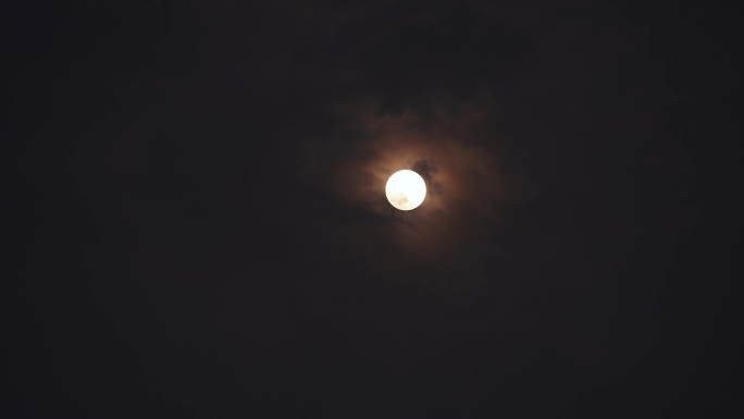 4k月亮被乌云遮住