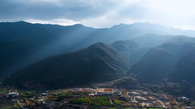 早晨苍山下的村庄航拍