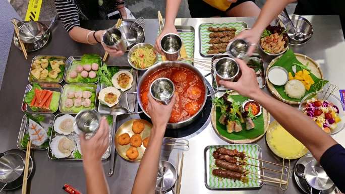 餐桌吃饭庆祝干杯美食聚餐节日