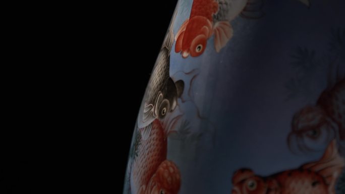 景德镇画瓷瓶绘制金鱼