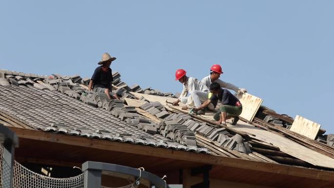 盖房子工人屋顶干活儿