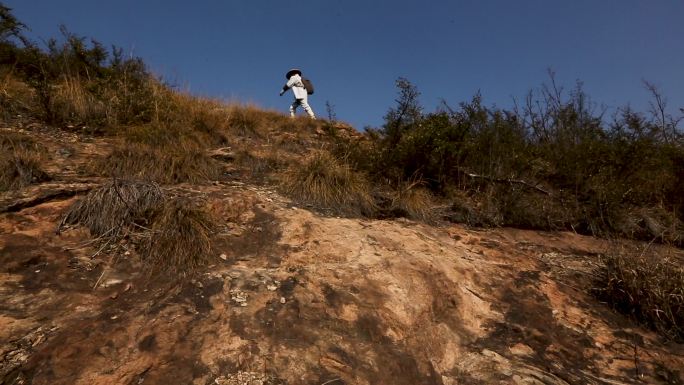 历史再现 古人走山路