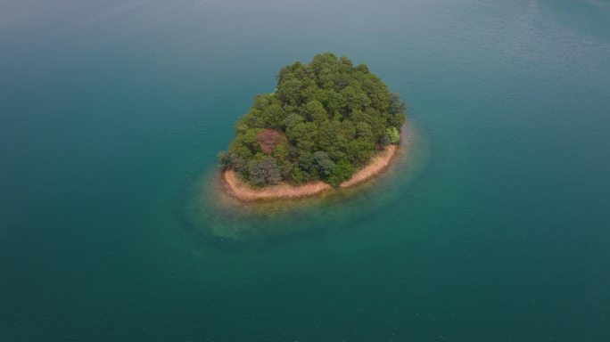 清澈的湖泊水库航拍