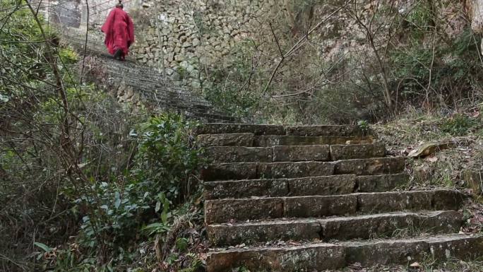 历史再现 老人上山