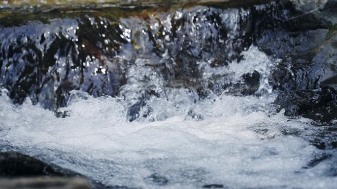 溪水水清澈天然矿泉水酿酒水源白酒广告水质