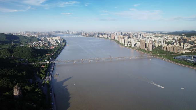航拍钱塘江畔古建筑六和塔和现代城市风光