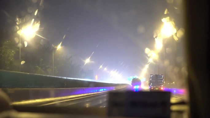 雨夜的高速公路