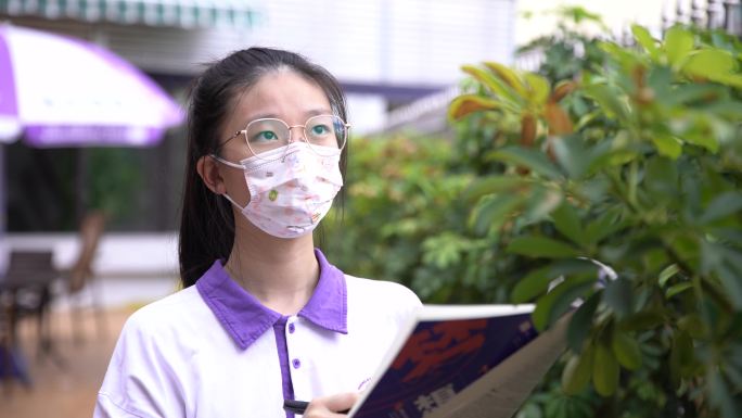 疫情 新冠肺炎 学生戴口罩看书学习