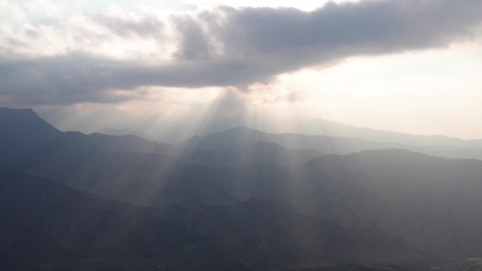 新疆风景航拍丁达尔现象神光