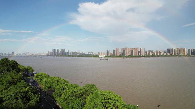 航拍雨后杭州城市上空的彩虹