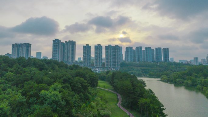 小区公园湖边日出