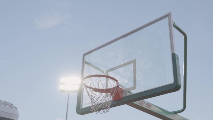 4K正版-蓝天白云下的篮球架篮球框05