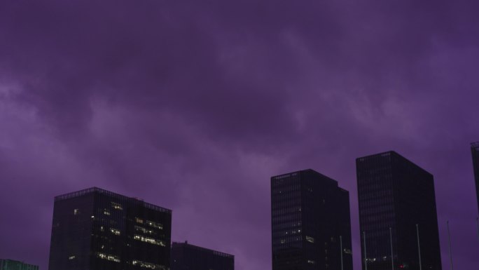 城市紫红色乌云密布