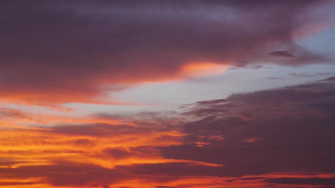 夕阳红色云层城市天空飞机