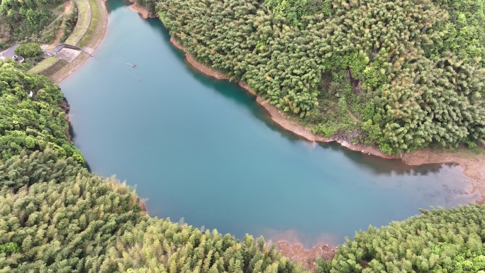 航拍山水浙江竹林竹山水库水面农村引用水源