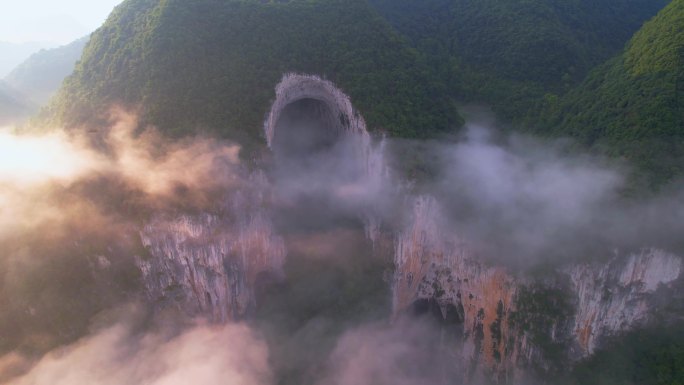 格凸河景区 燕子洞