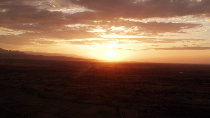 火烧云下的农田新疆天山航拍4K电影感