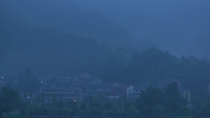 江南浙江诸暨山村晨雾早晨水墨