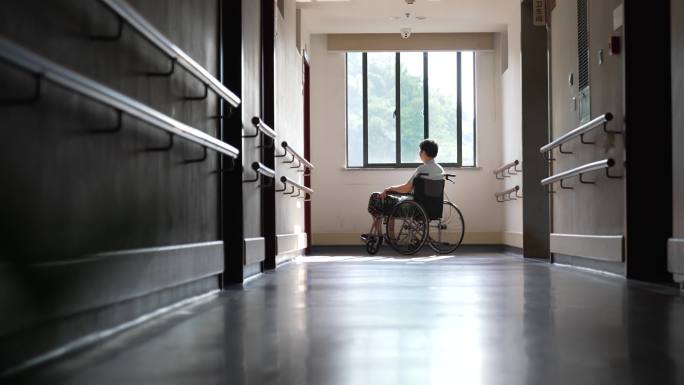 老人 孤独 养老院 背影 轮椅