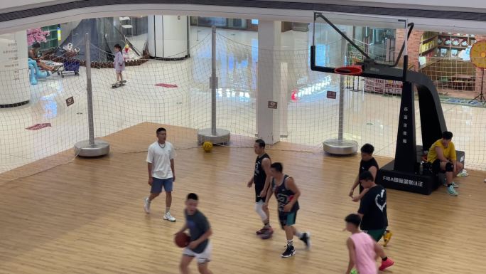 商场室内篮球场打球