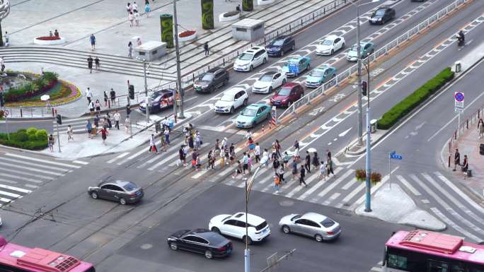 城市人流 车流 过马路 脚步路口红路灯