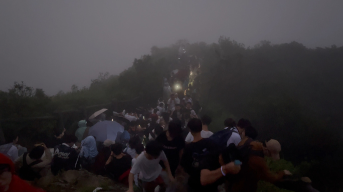 夜晚成群登山的人群