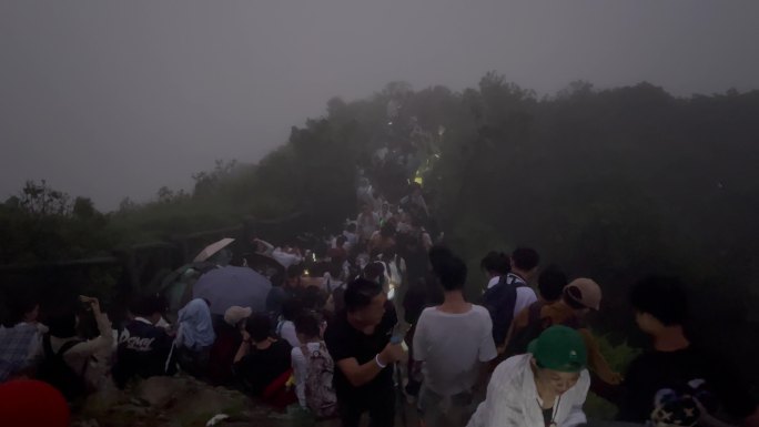 夜晚成群登山的人群