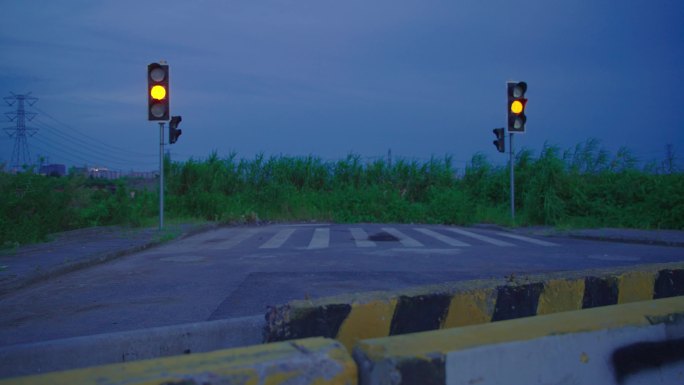 道路尽头红绿灯