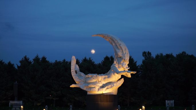 净月潭雕塑月亮女神与傍晚天空月亮为伴
