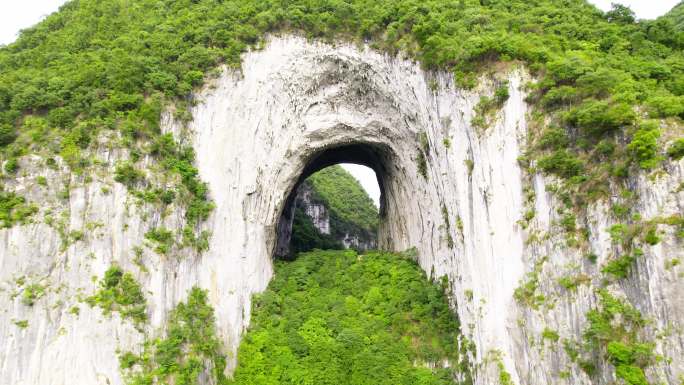 喀斯特自然公园青山山洞绿色植被悬崖风景