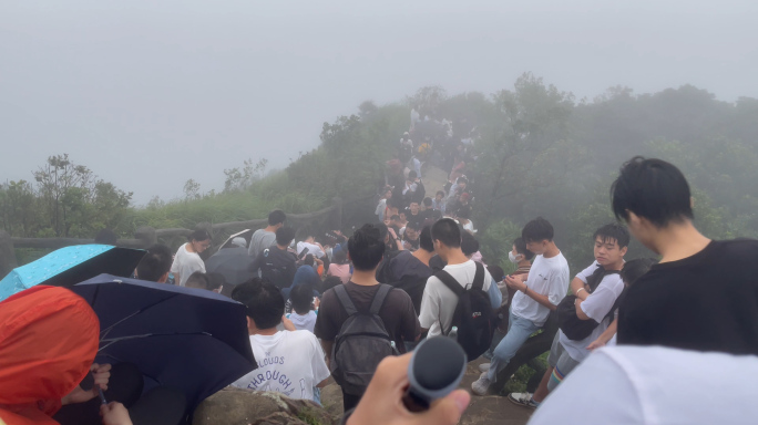 夜晚成群登山的人群2