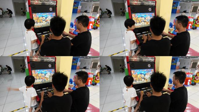 两男子商场玩游戏机