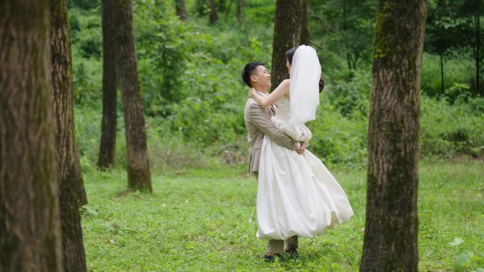 森林里拍婚纱照