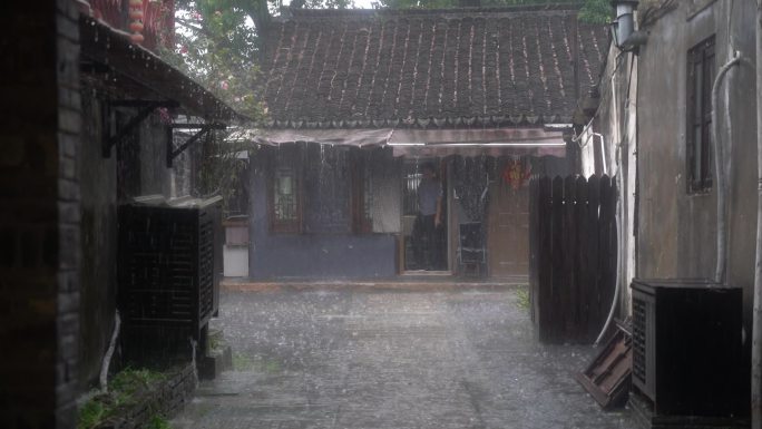 夏日古镇暴雨来袭