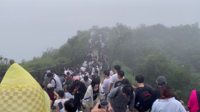 夜晚成群登山的人群3