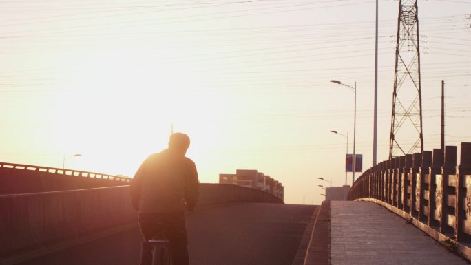 夕阳老人骑自行车