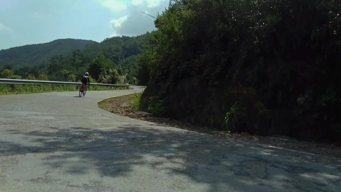 山地自行车运动爬坡绕山